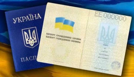 Незважаючи на те що українці можуть приїжджати в Росію за внутрішніми паспортами, деякі роботодавці при прийомі на роботу віддають перевагу закордонними паспортами