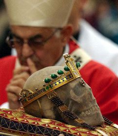 Кардинал Мілослав Влк молиться над черепом св