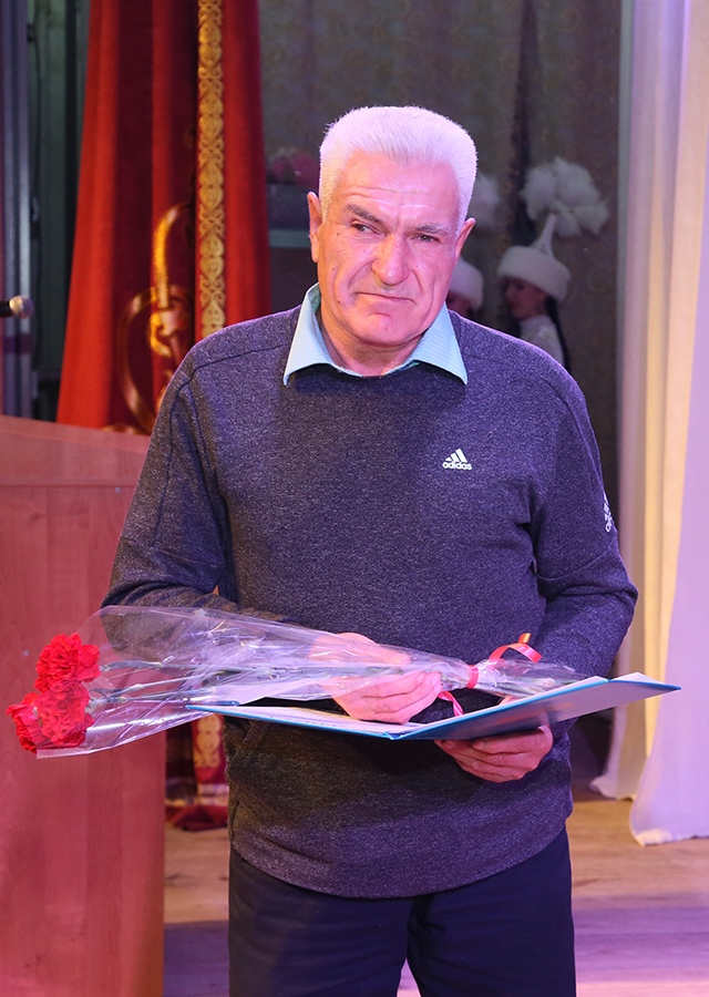 За особистий внесок і високі виробничі показники його нагородили грамотою акима Костанов і премією гендиректора «Іволга-Алтин»