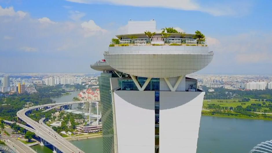 Гости, искупаясь, могут насладиться невероятным видом на финансовый район Сингапура