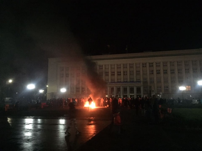 Близько 19:00 акцію також   почали   в Ужгороді біля обласної державної адміністрації