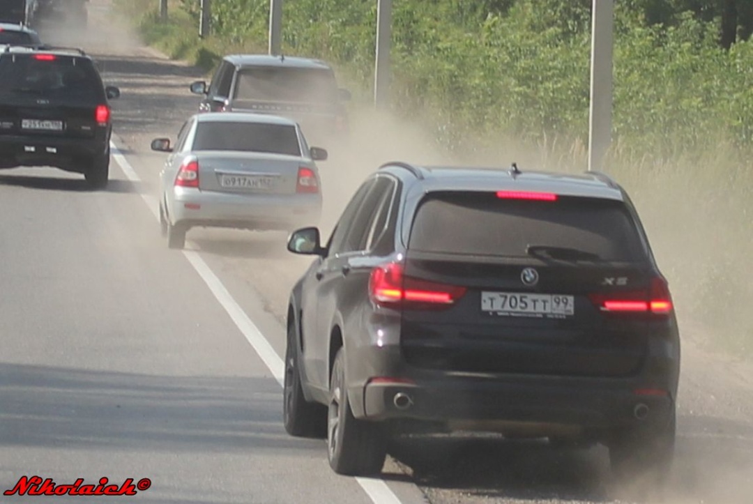 У розслідуванні опубліковані також фото попереднього автомобіля Чепіги - чорного BMW з номером Т 705 ТТ 99