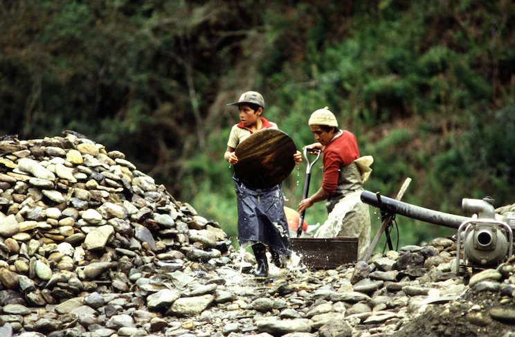 Діти - мийники золота в Еквадорі (   Фото: Maurizio Costanzo, CC BY 2