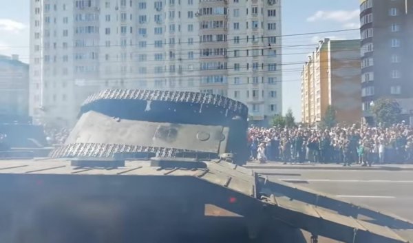 Танк Т-34 завалився на бік на очах у сотень глядачів під час параду з нагоди 75-річчя перемоги на Курській дузі