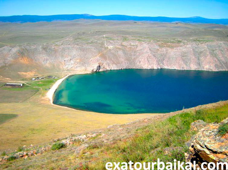 Ще одним з доступних і цікавих для туристів місць на західному узбережжі Байкалу, є бухта Ая, яка знаходиться в 2,5 км на північ від гирла річки Ангі і в 12 км від великого селища Єланці