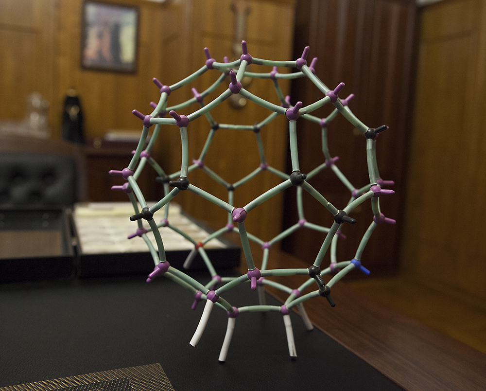 А мені дали пограти ось таку штуку - це модель молекули Фуллер (С60)