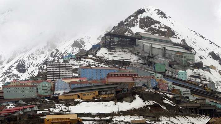 Місто розташоване в Андах на висоті близько 2000 метрів, він був заснований в 1904 році компанією Braden Copper для видобутку міді