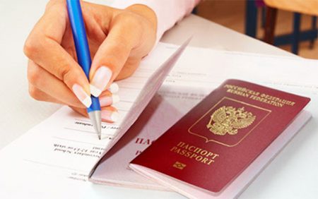 внутрішнім і закордонним паспортом з ксерокопіями;
